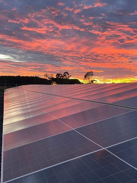 Usina solar ao entardecer executada pela Powerlight