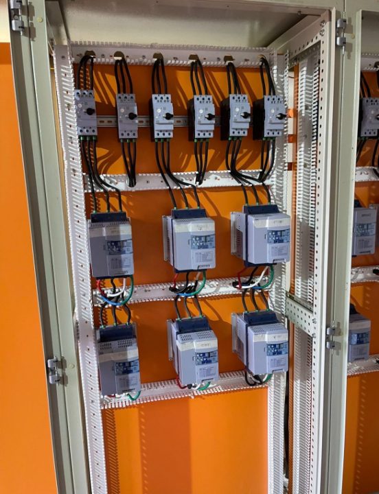 Quadro elétrico com soft-starters montado pela Powerlight